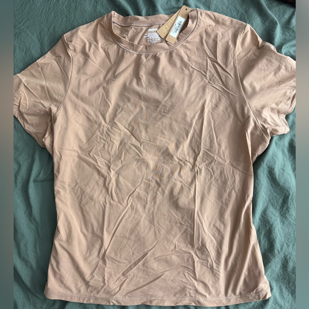 SKIMS FITS EVERYBODY T SHIRT